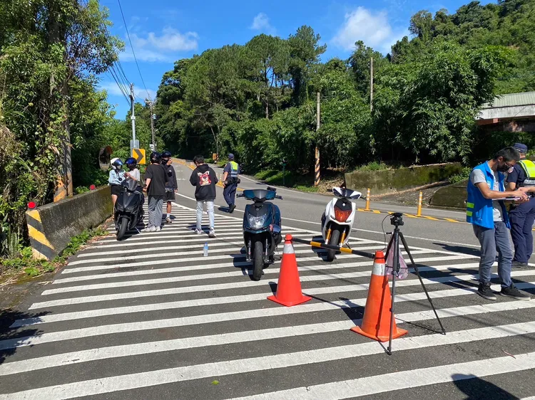 現場攔檢。大溪警分局提供