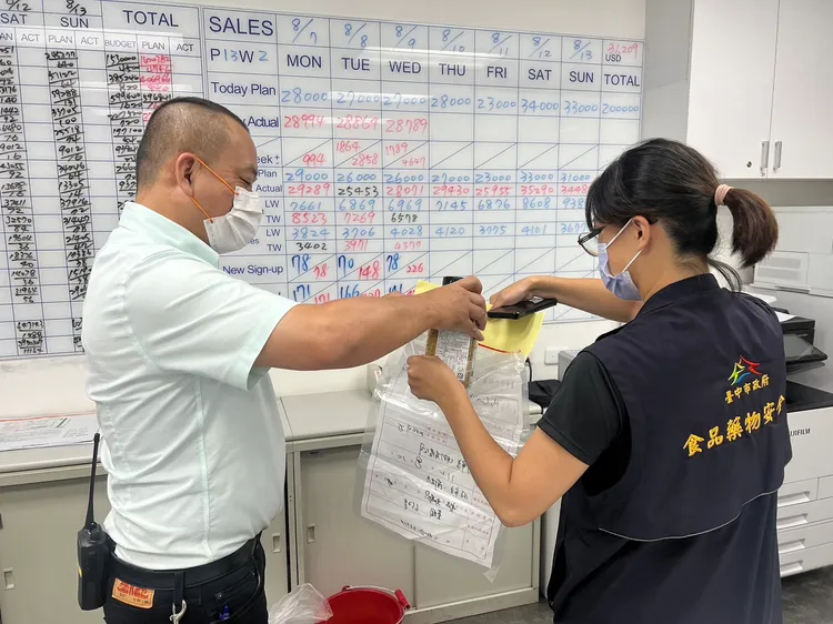 食安處抽驗好市多調味料。市府提供