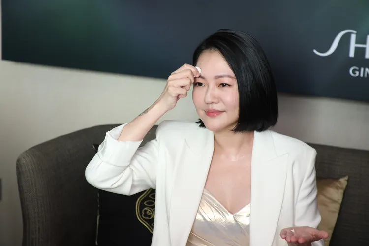 小S示範陶瓷勾玉眼部按摩器。攝影中心攝