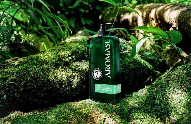 艾瑪絲5α茶樹沁涼高效控油洗髮精，1000ml／1100元。品牌提供