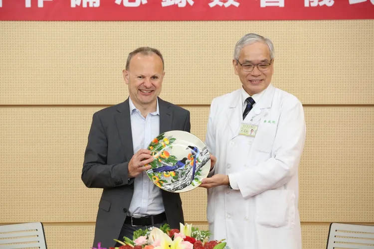 北榮院長陳威明(右)致贈精美轉寫盤給Mr.Sean Marettia。北榮提供