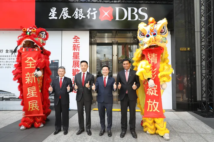 花旗信義區分行換上星展招牌。攝影中心