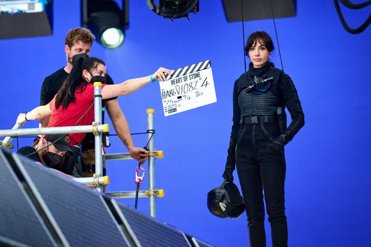 蓋兒加朵（右）片中有許多動作戲，自認瑞秋史東是最耗體力的角色。Netflix提供