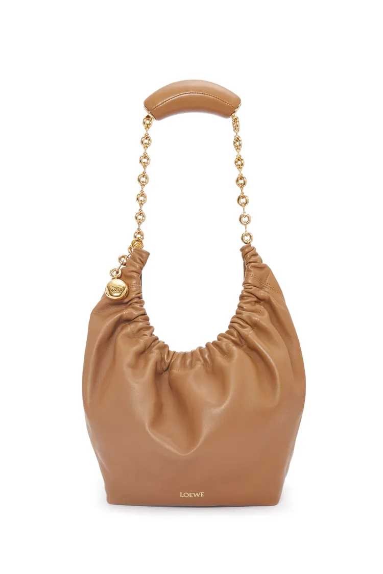 Squeeze駝色納帕小羊皮小款肩背包，價格店洽。品牌提供