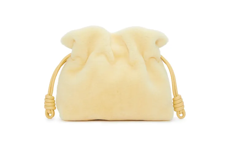 Flamenco米白色毛茸茸肩背包，價格店洽。品牌提供