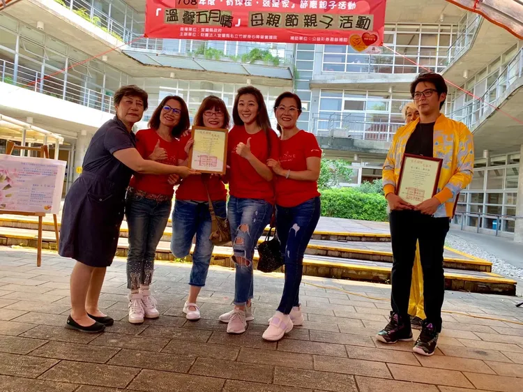 陳子強（右一）和陳以仁（右三）分手後仍合體做公益。彩紅提供