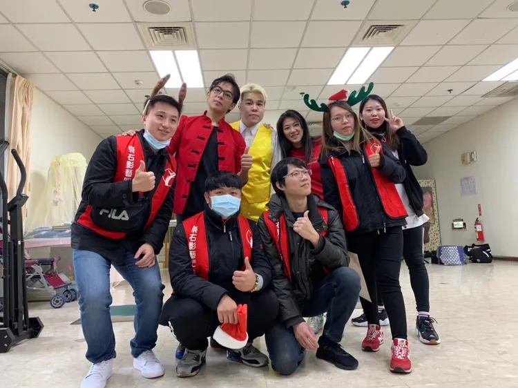 陳子強（後排左二）堅持分手要由陳以仁（後排右三）公開。彩紅提供