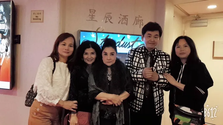 陳盈潔（中）中風後用意志力撐住，怕一張開嘴巴就被發現嘴斜了，她很感謝賀一航（右二）當天幫忙解圍。翻攝許常德臉書