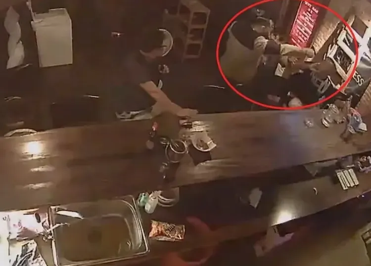 基隆一名陳姓男子擅自調動酒吧開關遭制止，不料下秒陳男竟掏槍恐嚇店長。翻攝照片