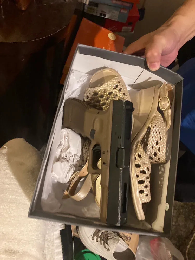 警方在女用鞋盒起出手槍。翻攝照片