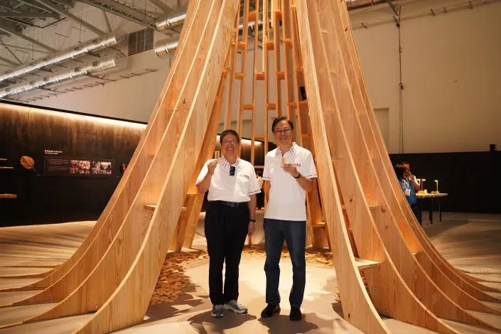 新竹縣長楊文科與張善政參觀竹縣展區「信念匯聚之地」。新竹縣府提供