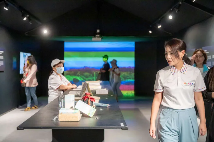 高虹安參觀竹市《客家煉金術》展區。新竹市府提供