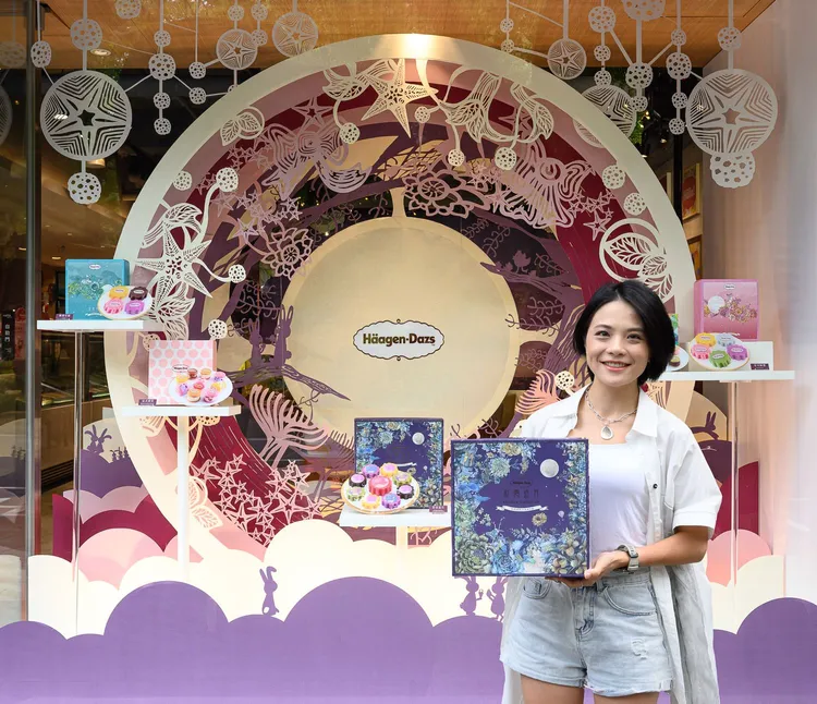 紙雕藝術家「成若涵」揉和中秋元素與紙雕工藝，挑選「彩雲追月」為送禮代表打造大型紙雕。Häagen-Dazs提供
