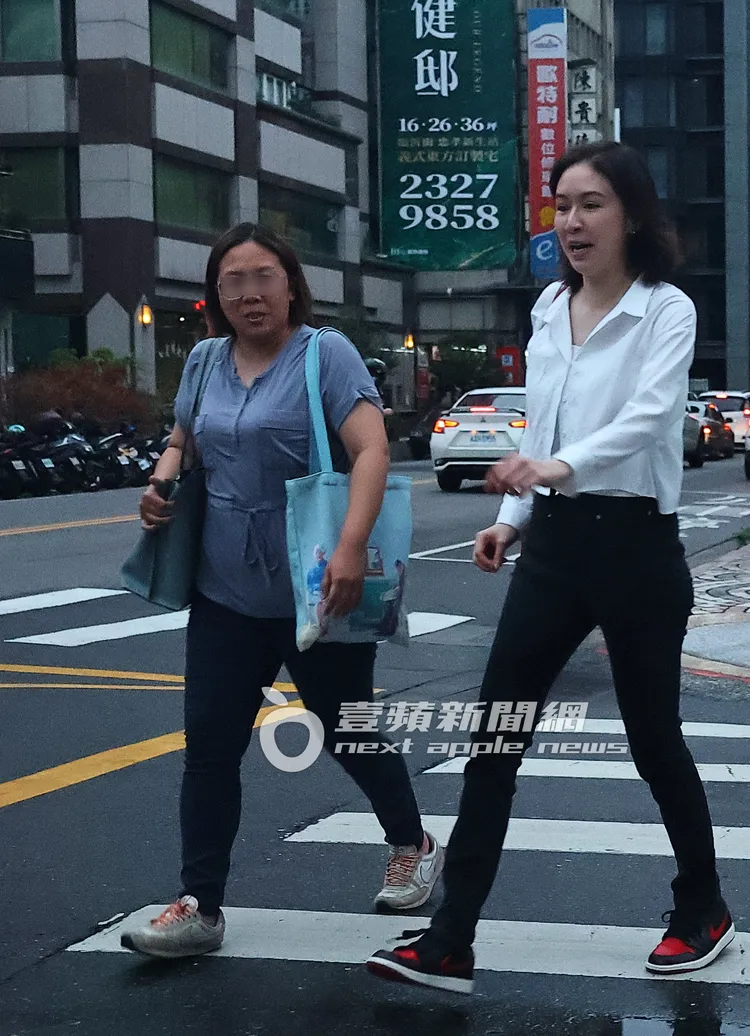 蔡依珊（右）與友人過馬路，露出甜美笑容。特勤中心攝