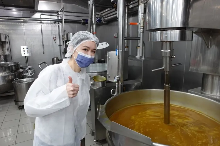 蔡依珊親自到工廠確認產品品質。翻攝蔡依珊IG