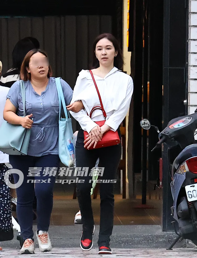 蔡依珊（右）當天一身輕裝，腳穿黑紅色Nike Air Jordan 1球鞋。特勤中心攝