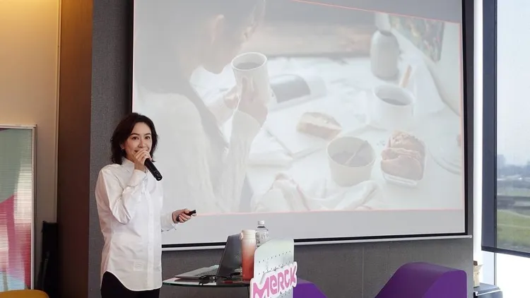 蔡依珊經常四處演講。翻攝蔡依珊IG