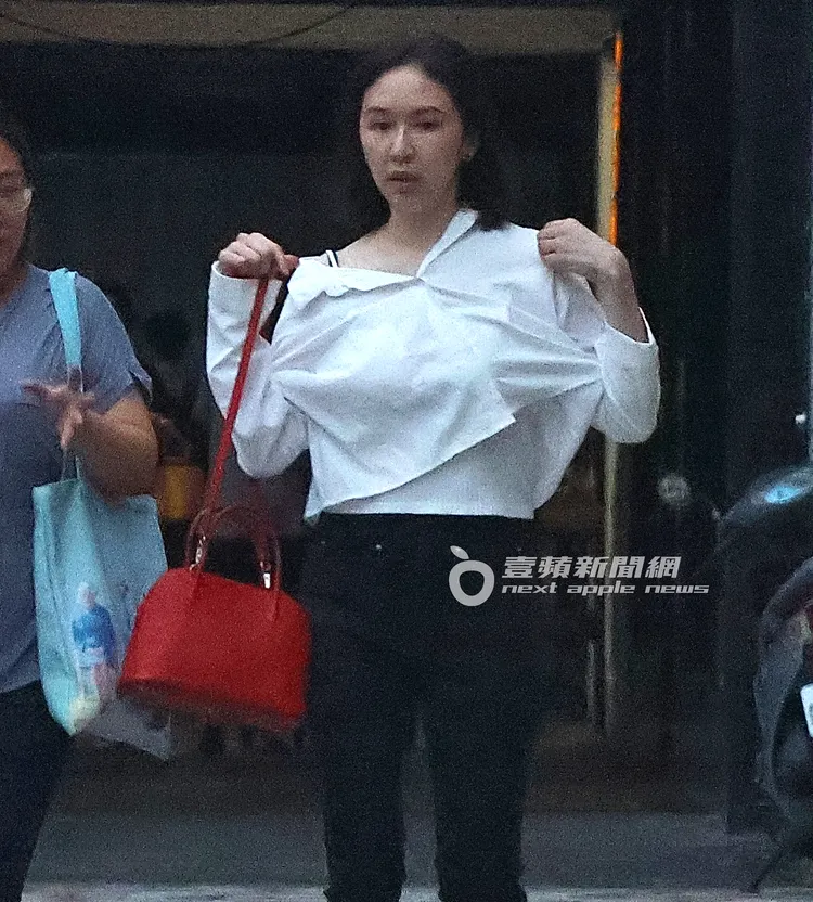 蔡依珊邊走邊整理服裝儀容，肩背20萬起跳的愛馬仕（HERMES）Bolide包。特勤中心攝