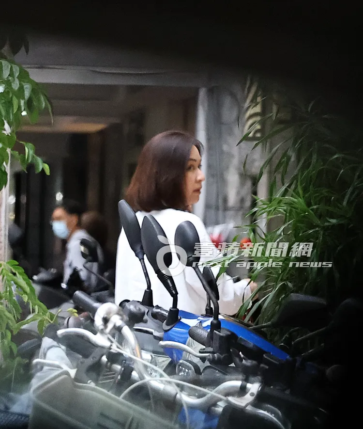 蔡依珊搭自家保母車回到濟南路的公司。特勤中心攝