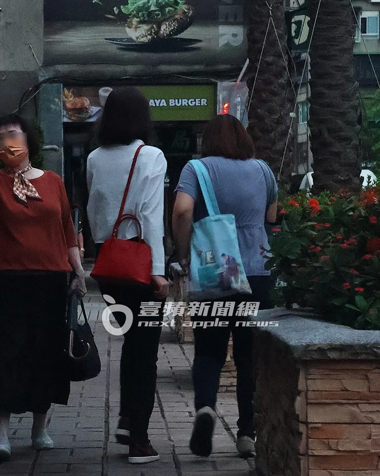 蔡依珊（中）當天肩背20萬起跳的愛馬仕Bolide包。特勤中心攝