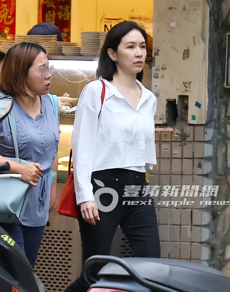 蔡依珊（右）和友人散步500多公尺，走到臨沂街的「鍋膳」火鍋店，大啖隱藏版高檔鍋物料理。特勤中心攝