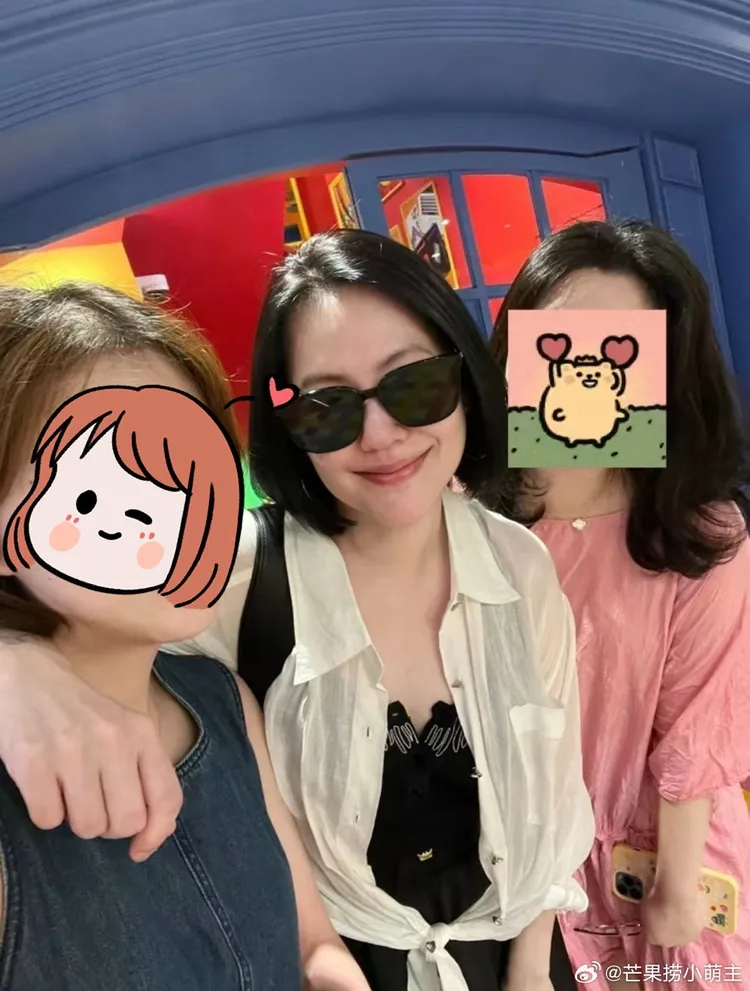 小S勾住網友的肩膀合照。翻攝芒果撈小萌主微博