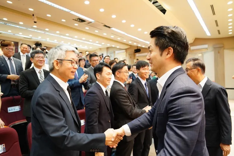 蔣萬安出席校長布達。北市府提供