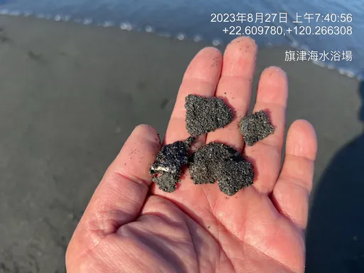 高雄旗津沙灘戲水!遊客黑了腳 港務公司:撿拾12公斤「油球」