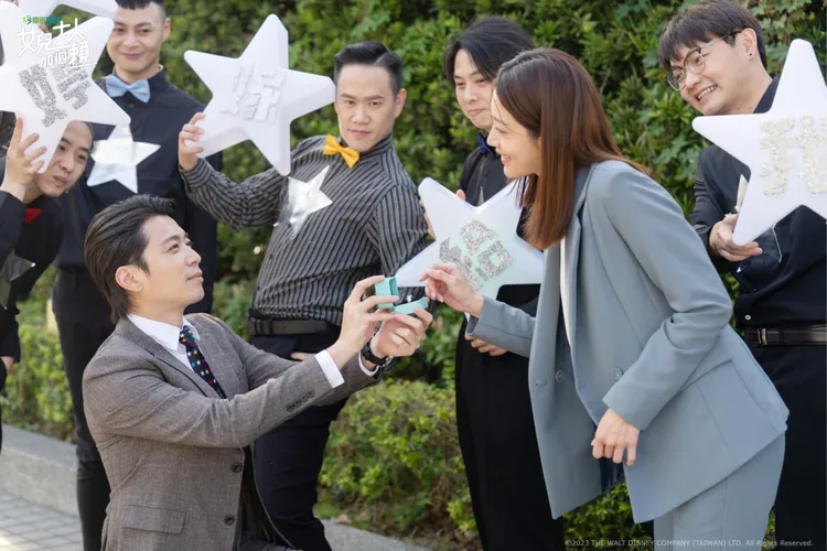 《女兒大人加個賴》拍攝時侯彥西（左）發生婚戒拿反，現場笑料百出。衛視原創提供