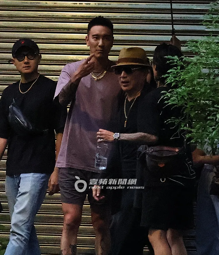 高捷（右）隨後走出，王陽明指路示意座車的位置。特勤中心攝