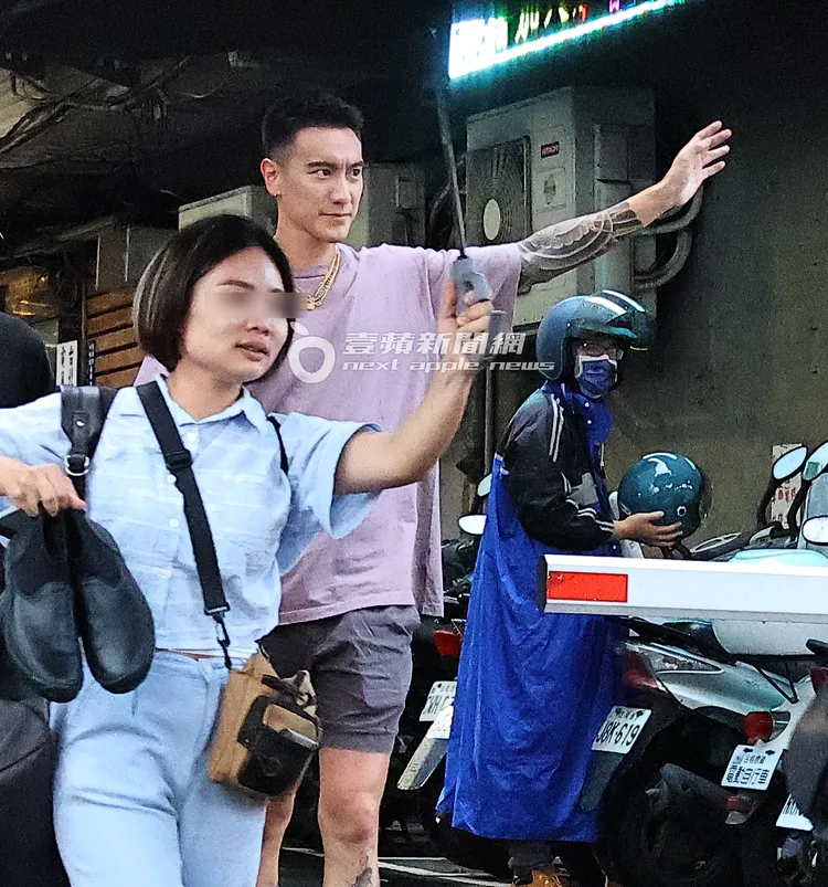 高捷上車後，王陽明（右）主動揮手道別。特勤中心攝