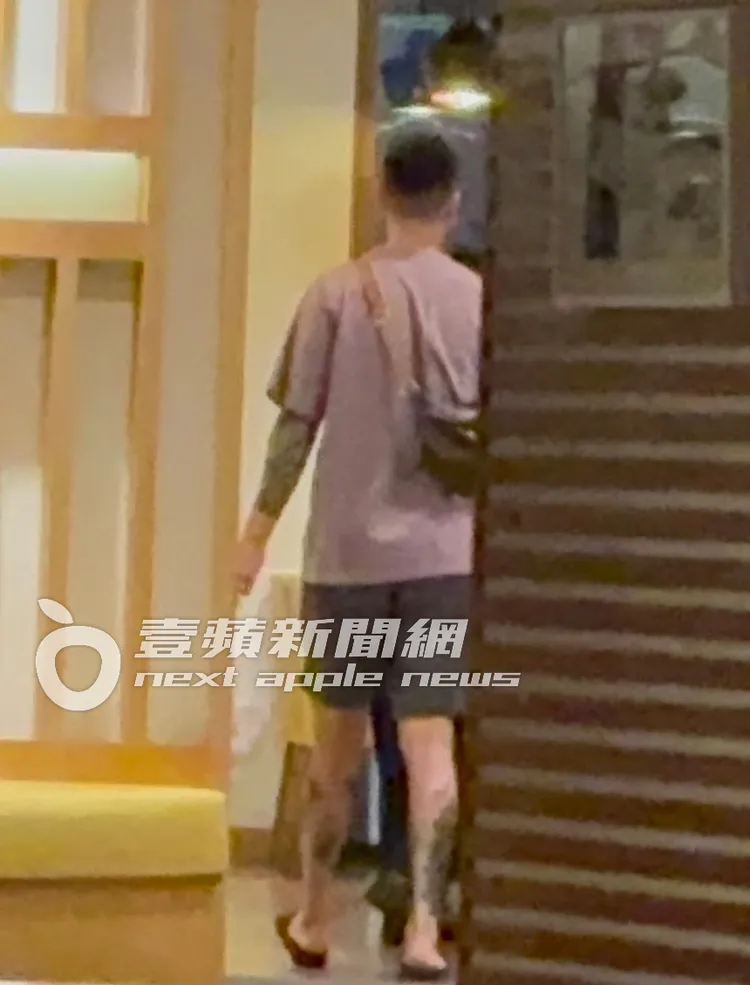 王陽明一家人往後門走去，準備離開。讀者提供