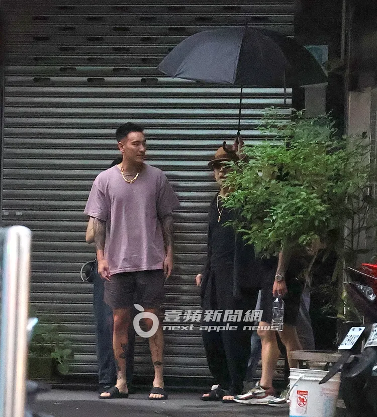 傍晚6點半左右，王陽明（左）在工作人員陪同走出拍攝現場。特勤中心攝