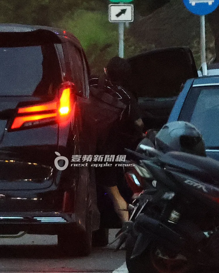 王陽明離開現場又停下，原來是工作人員忘了背包。特勤中心攝