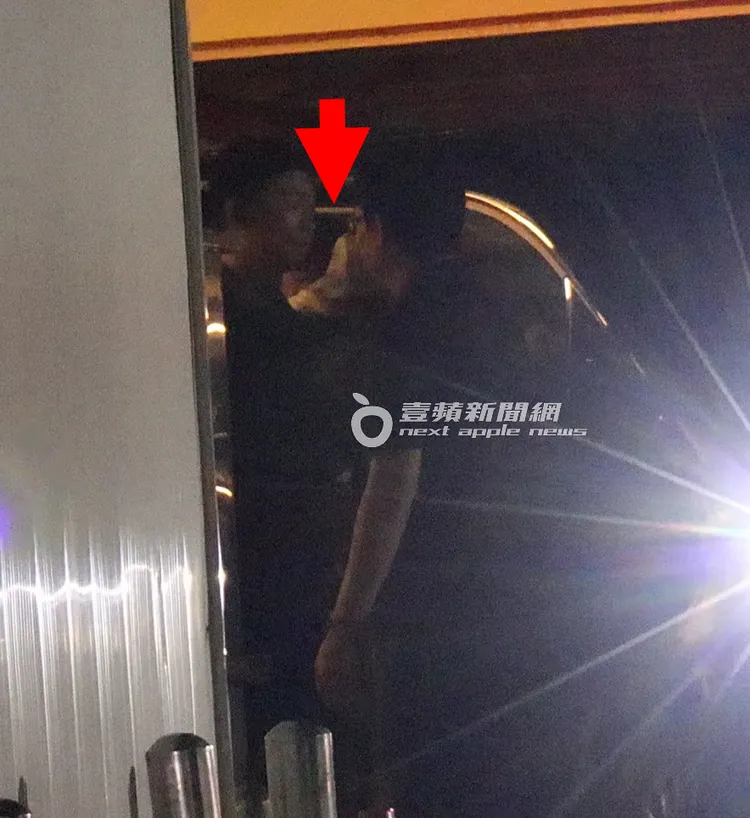 發現鏡頭後，保全連忙阻擋拍攝，蔡詩芸趁亂上車。特勤中心攝