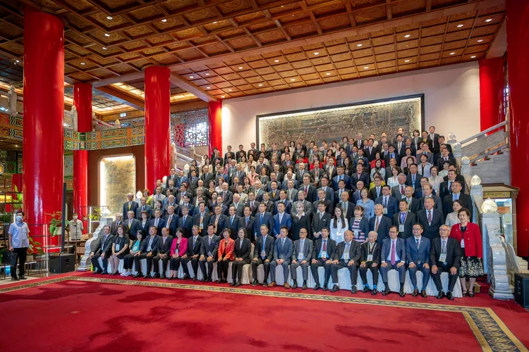 「112年僑務委員會議開幕典禮」合影。總統府提供