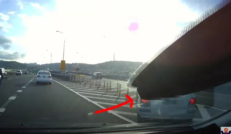 豐田車直接從外側車道違規插隊後向右跨越槽化線離去。翻攝自地圖型行車影像分享平台