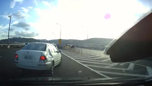 五股交流道丰田老车「鬼切」飘移过槽化线 后车驾驶「看车身秒懂」