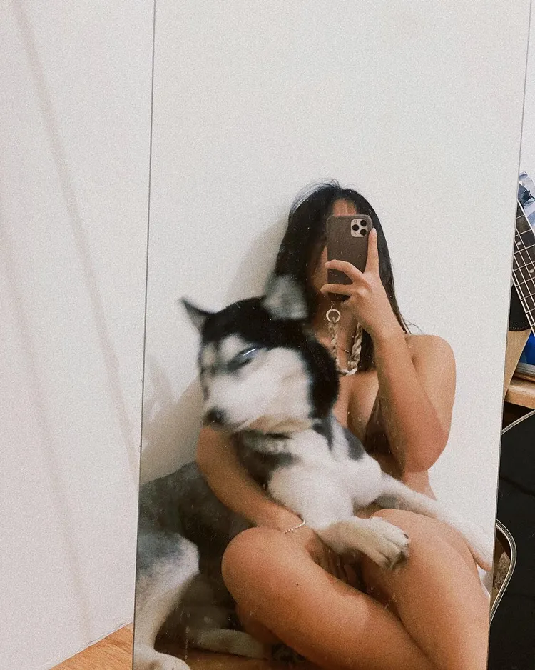 正妹飼主自嘲說，對於這種毛絨絨又欠揍的生物，沒輒了。翻攝自當事人IG