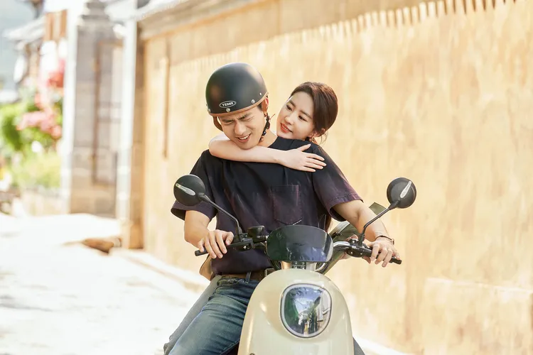 劉亦菲（右）、李現在《去有風的地方》展現超強的化學反應。中天娛樂台提供