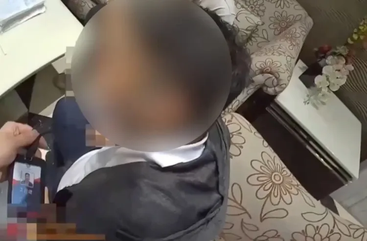 埋伏警方上前逮獲車手。翻攝畫面