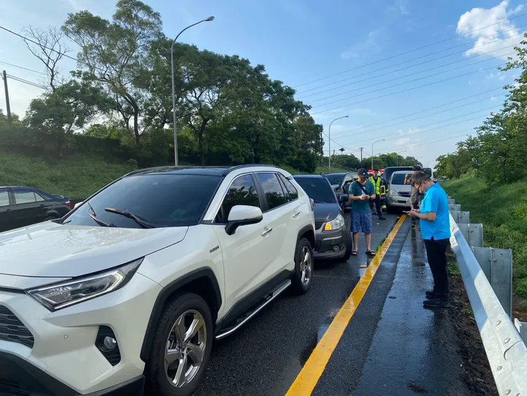 另起車禍共有7、8輛車追撞，造成3人受傷。民眾提供