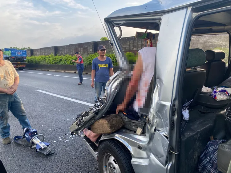 廂型車駕駛一度受困。民眾提供