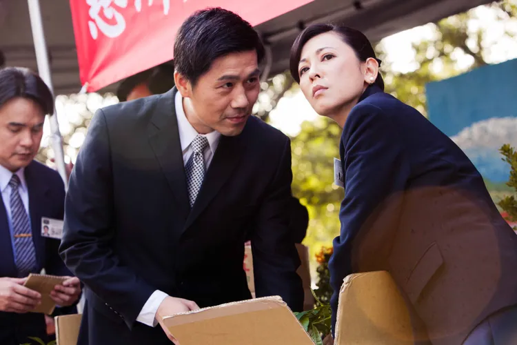 況明潔（右）與羅時豐在《我愛波麗士》劇中夫妻關係漸漸變好，一起去參與慈善活動。大愛提供