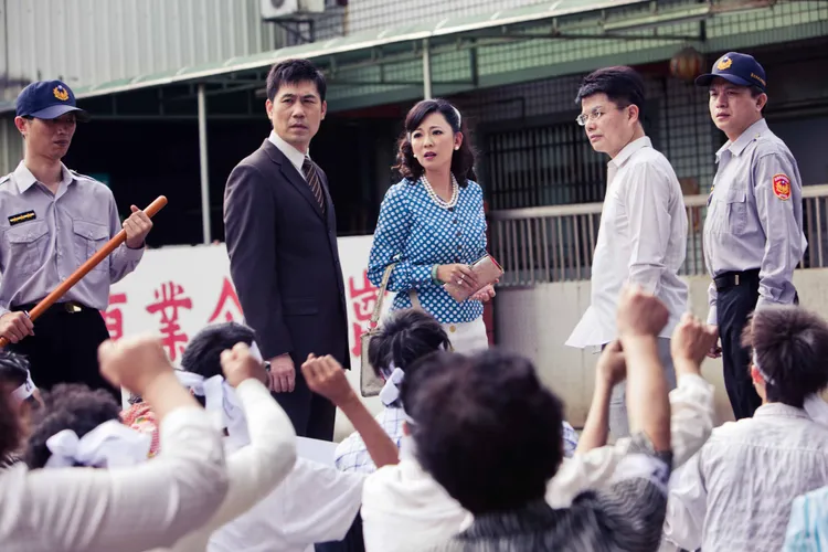 況明潔（右三）在《我愛波麗士》劇中富有正義感，不捨居民被自家工廠噪音所苦決定遷廠。大愛提供