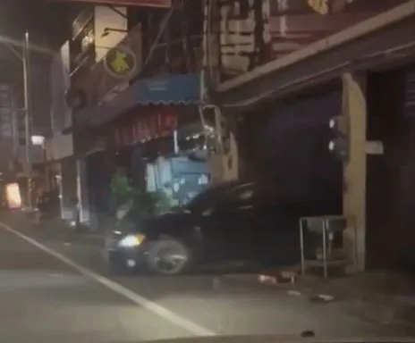 桃園車行遭人以這方式撞毀鐵捲門 警調監視器緝凶