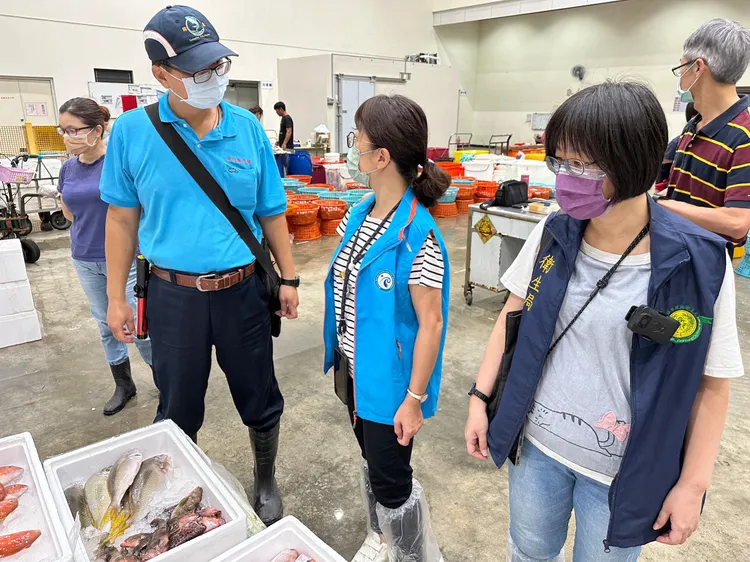 衛生局會同海洋局至魚市場抽驗。衛生局提供