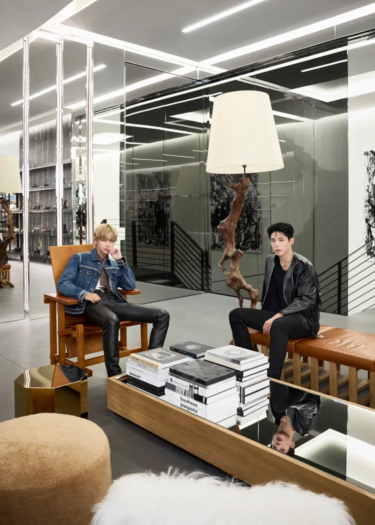 V（左）與朴寶劍在CELINE東京表參道店內VIP室合影。品牌提供