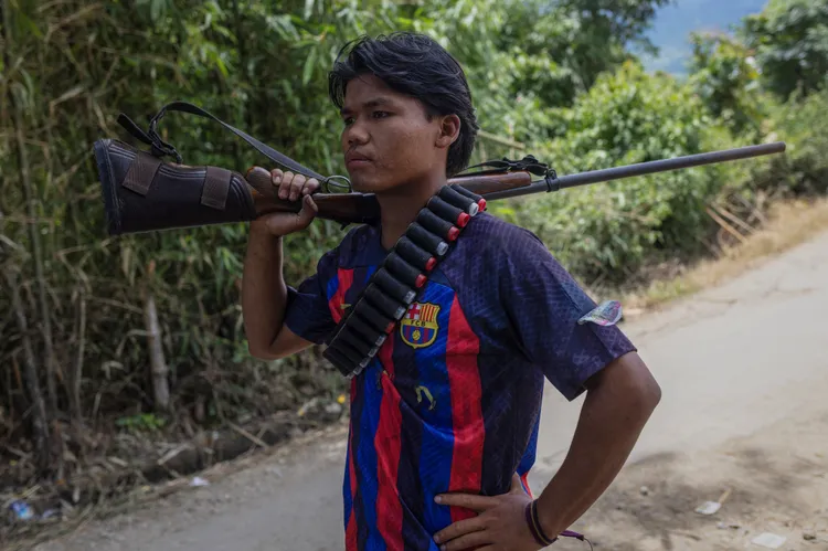 庫基族荷槍守崗哨。路透社