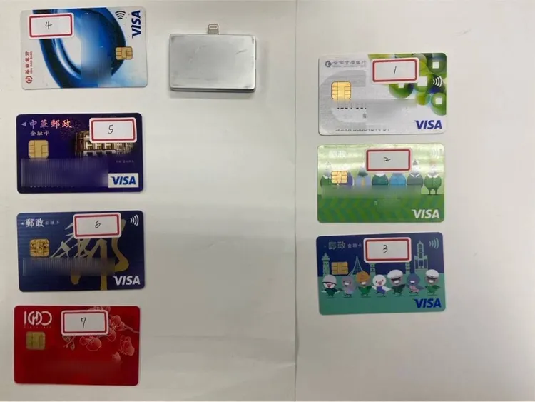 警方查獲陳男身上提款卡。翻攝畫面